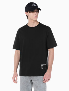 Buy 남성 릴렉스핏 모던 메탈 로고 반팔 티셔츠 in color CK BLACK
