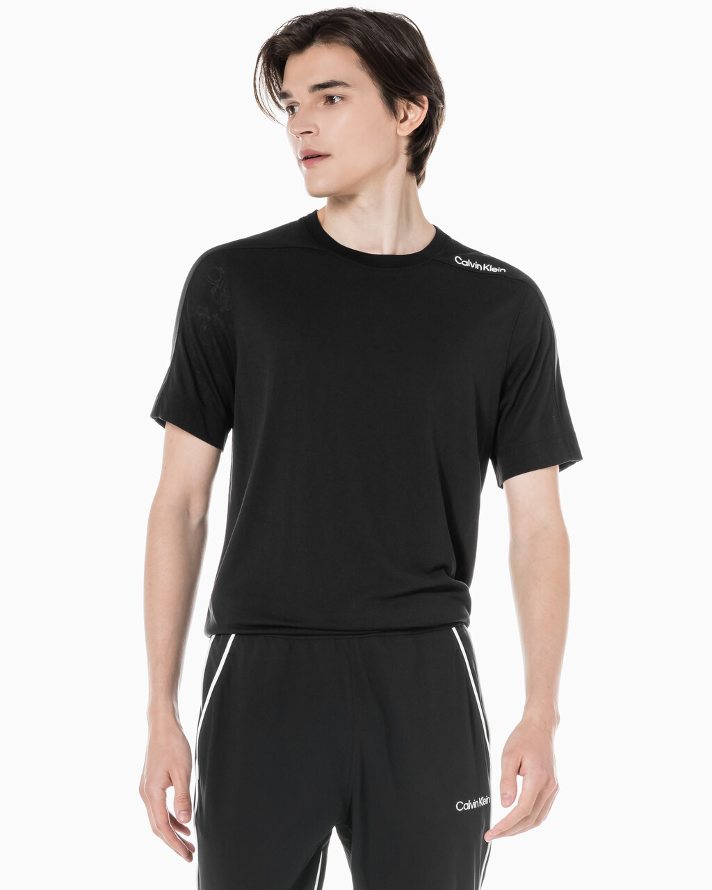 Buy 남성 레귤러핏 숄더 로고 숏슬리브 티셔츠 in color BLACK