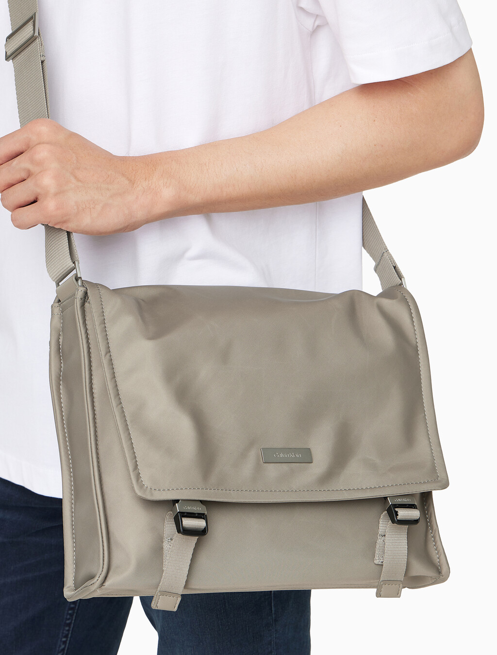 Buy 남성 슬릭 나일론 메신저 라지 in color Desert Taupe