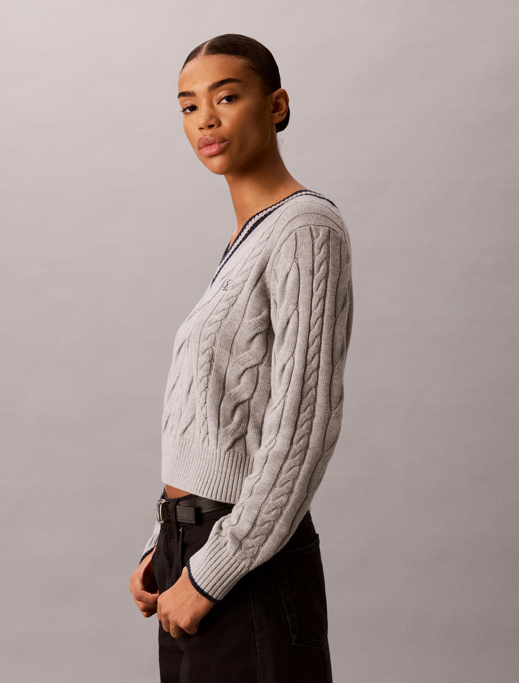 Buy 여성 케이블 브이넥 크롭 스웨터 in color GREY HEATHER