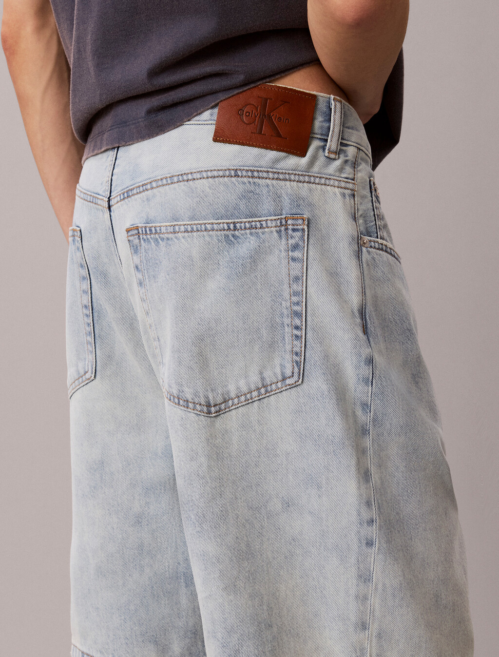 Buy 라이트 웨이트 에코쿨 90s 데님 쇼츠 in color Light Blue