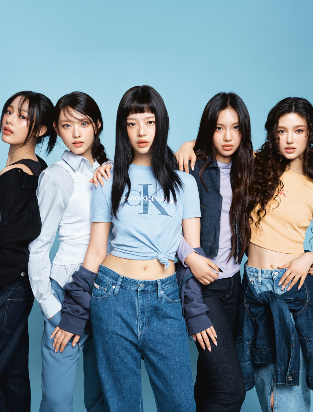 Buy 남성 레귤러핏 히어로 모노그램 로고 반팔 티셔츠 in color BLUE