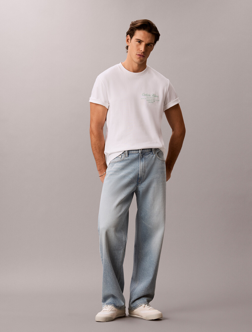 Buy 슬릭 인터락 스크립트 그래픽 티 in color BRIGHT WHITE