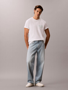 Buy 슬릭 인터락 스크립트 그래픽 티 in color BRIGHT WHITE