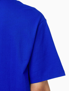 Buy 남성 릴렉스 핏 블락 그래픽 자수 반팔 티셔츠 in color blue