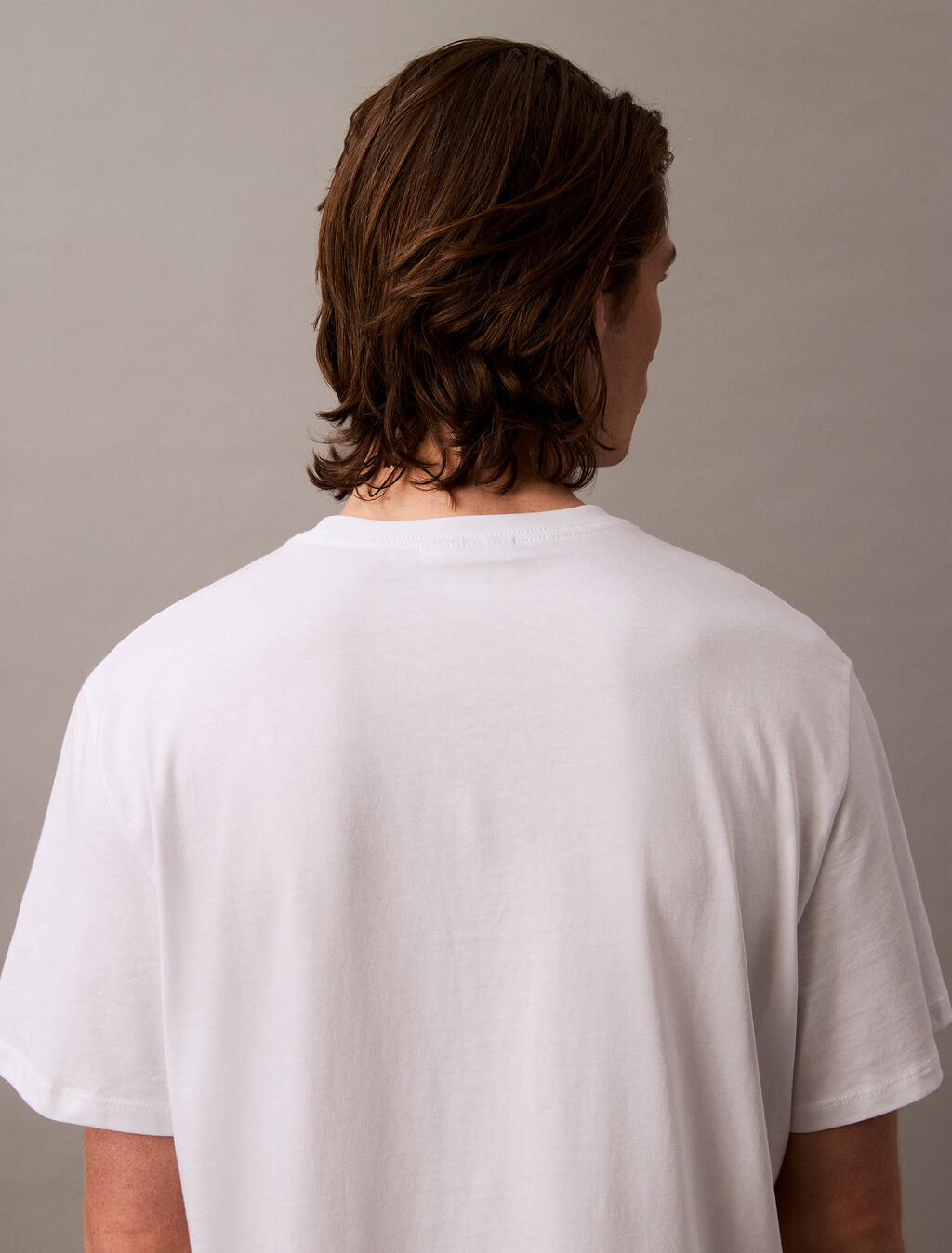 Buy 남성 레귤러핏 히어로 모노그램 로고 반팔 티셔츠 in color BRILLIANT WHITE