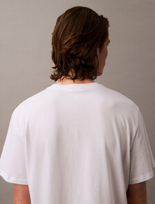 Buy 남성 레귤러핏 히어로 모노그램 로고 반팔 티셔츠 in color BRILLIANT WHITE