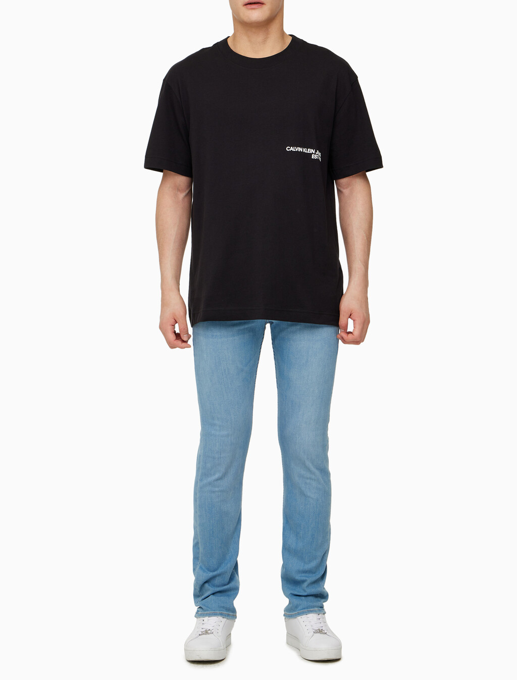 Buy 남성 릴렉스핏 CK 스프레이 로고 반팔 티셔츠 in color CK BLACK