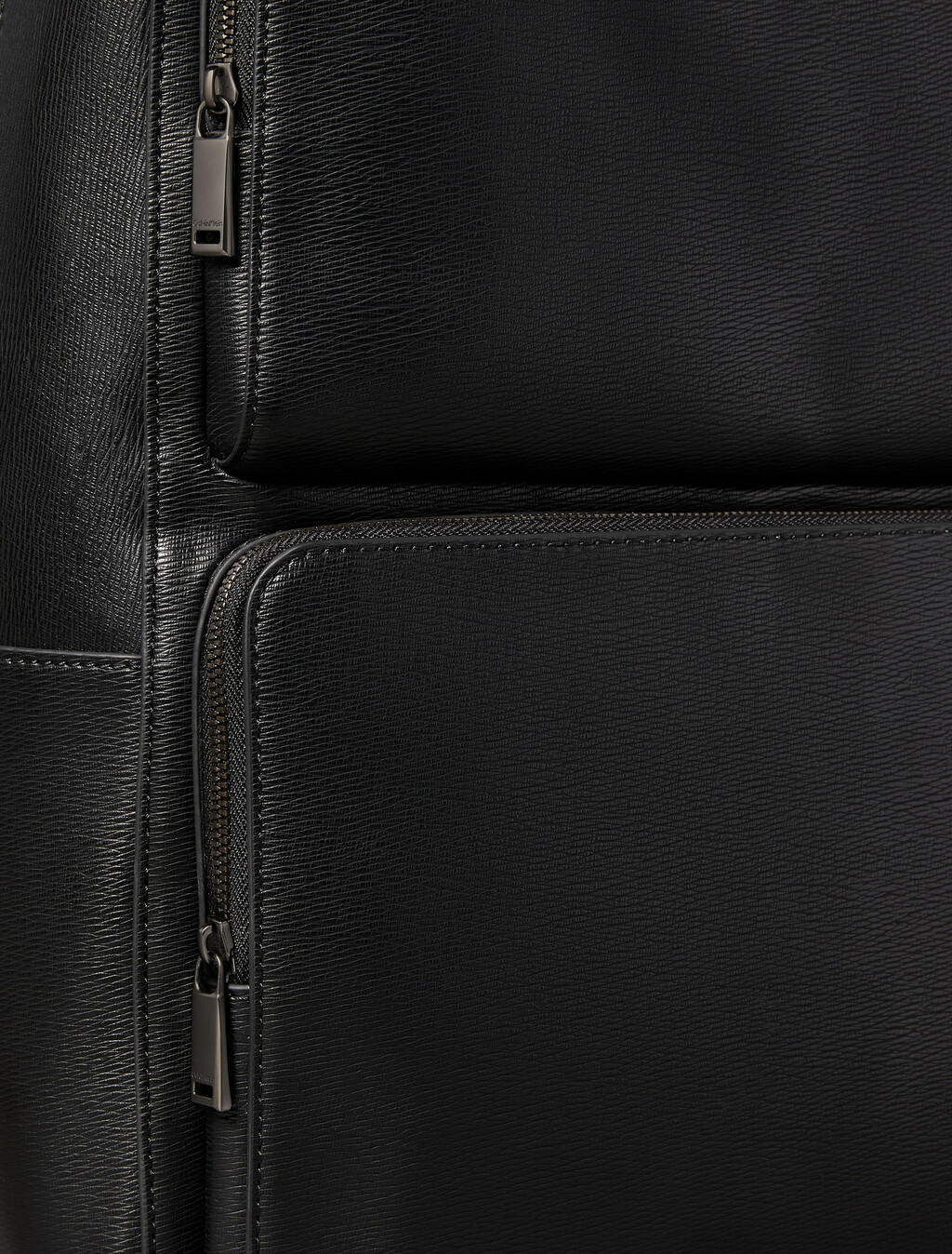 Buy 남성 하드웨어 엠블럼 슬림 포켓 백팩 in color BLACK