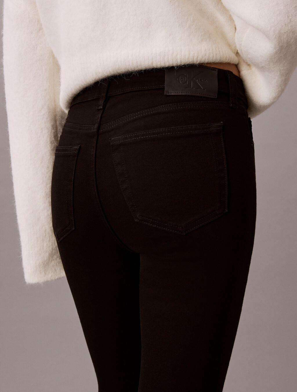 Buy 여성 미드라이즈 스키니 데님 in color BLACK