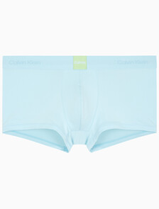 Buy 남성 모던 로고 패치 마이크로 로우 라이즈 트렁크 in color Sky Blue