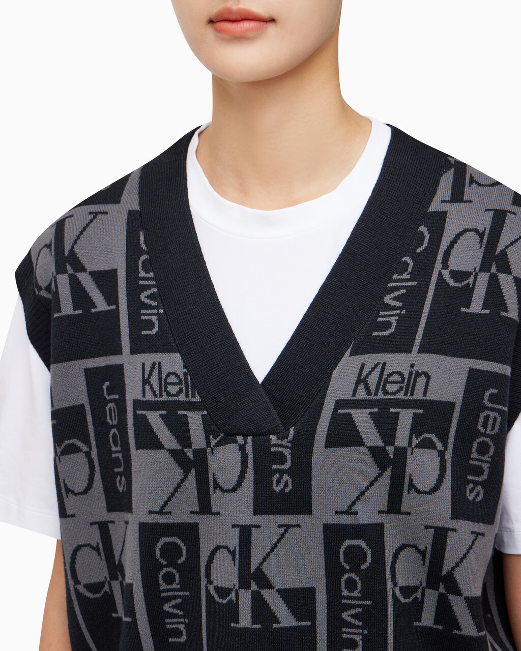 Buy 여성 브이넥 AOP 베스트 in color CK BLACK