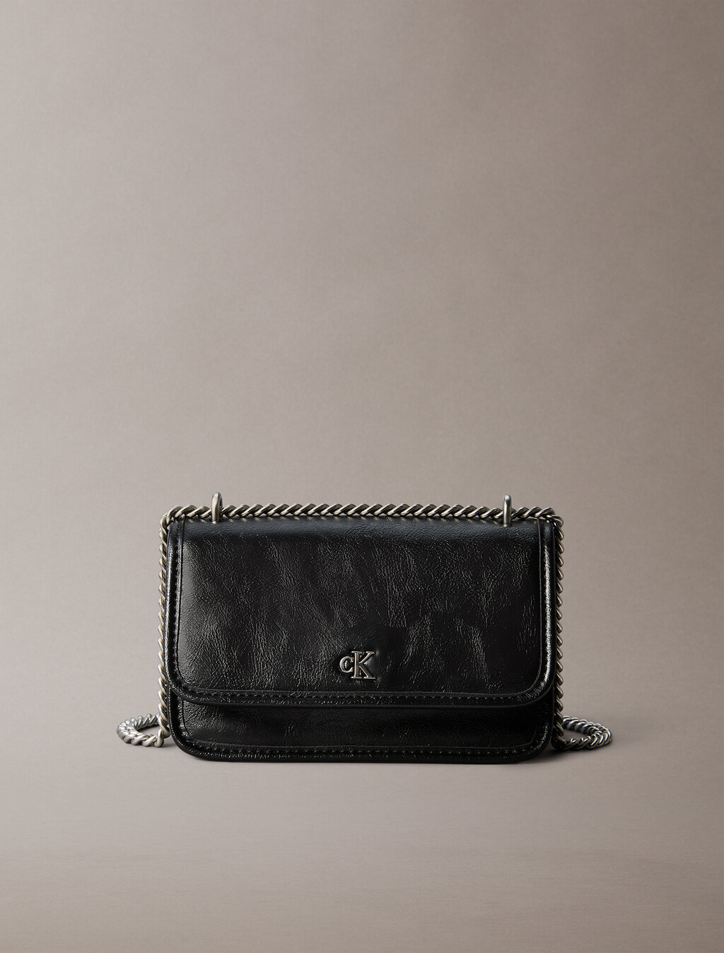 Buy 여성 CKJ 유틸리티 메탈 로고 E/W 플랩 백 in color BLACK