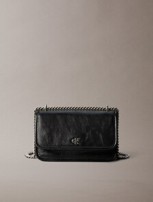 Buy 여성 CKJ 유틸리티 메탈 로고 E/W 플랩 백 in color BLACK