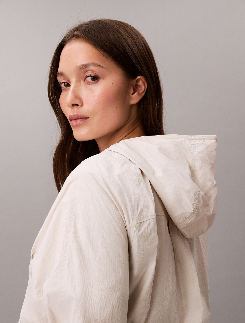 Buy 여성 숏 릴렉스드 패커블 윈드브레이커 in color CHALK