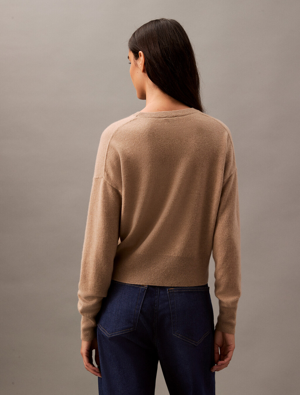 Buy 여성 롱슬리브 캐시미어 크루넥 스웨터 in color KHAKI