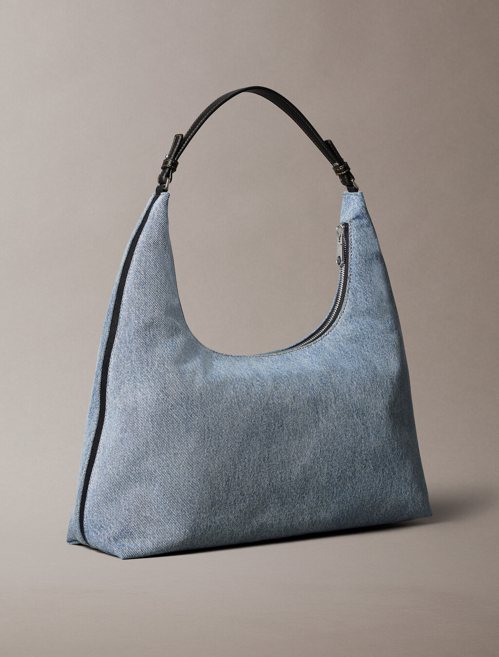 Buy 여성 CK 데님 숄더 백 in color DENIM