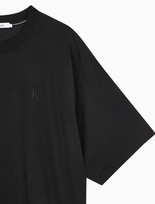 Buy 남성 릴렉스핏 그래픽 기능성 반팔 티셔츠 in color CK BLACK