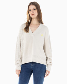 Buy 여성 케이블 인터레스트 브이넥 풀오버 울 스웨터 in color BLUR FLORAL_BLACK
