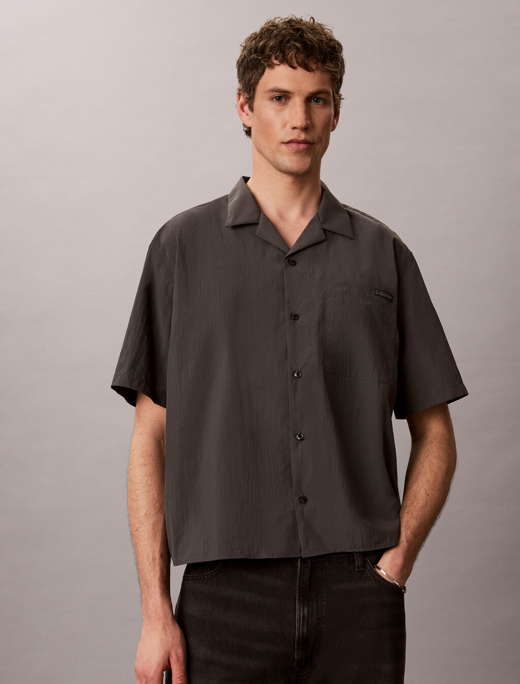 Buy 나일론 릴렉스 캠프 카라 숏슬리브 셔츠 in color Grey