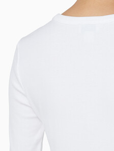 Buy 여성 우븐라벨 크루넥 롱슬리브 탑 in color BRILLIANT WHITE