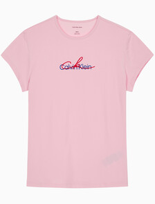 Buy 여성 슬림 스크립 CK로고 반팔 티셔츠 in color PASTEL PINK