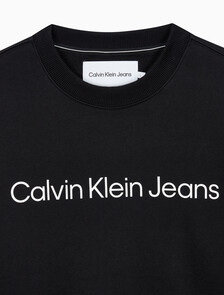Buy 남성 레귤러핏 인스티튜셔널 로고 기모 스웨트셔츠 in color CK BLACK