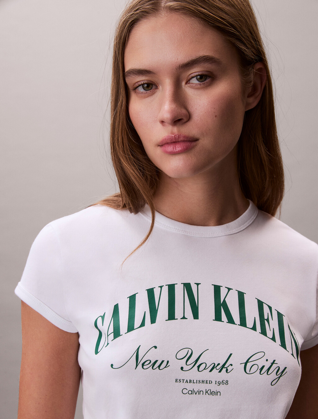 Buy 여성 그래픽 로고 베이비 티 in color BRIGHT WHITE