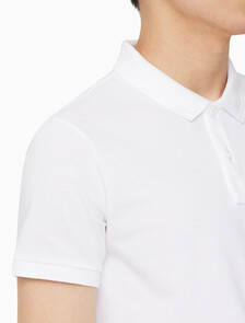 Buy 남성 슬림핏 CK 로고 뱃지  폴로 티셔츠 in color BRIGHT WHITE