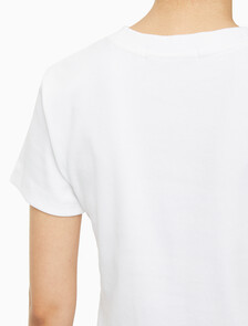 Buy 여성 로고 뱃지 크롭 반팔 티셔츠 in color BRIGHT WHITE