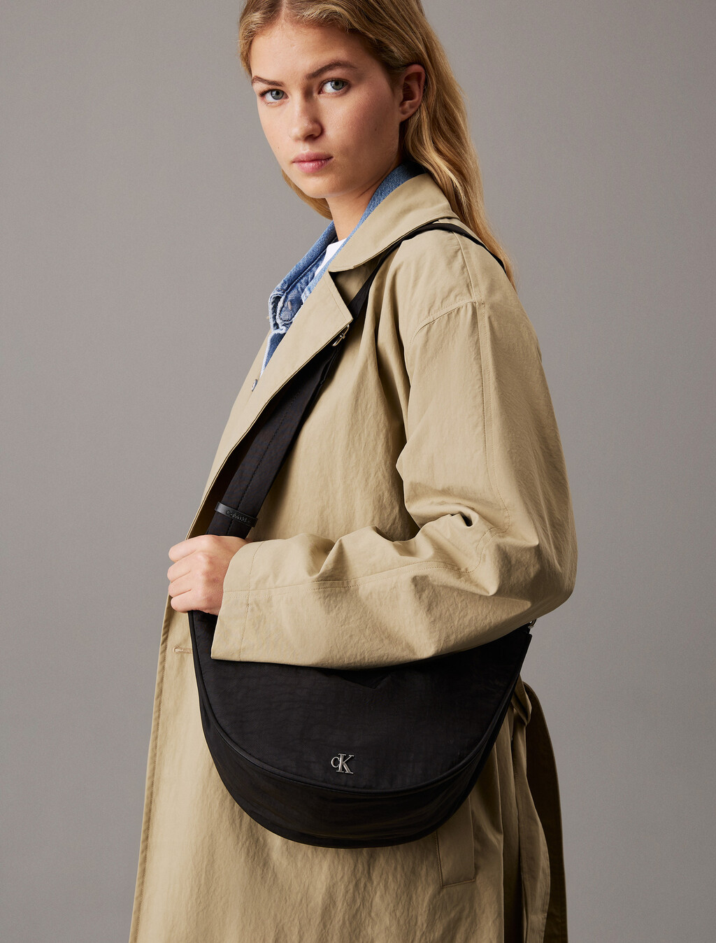 Buy 남녀공용 슬링 나일론 크로스바디 호보 백 in color BLACK