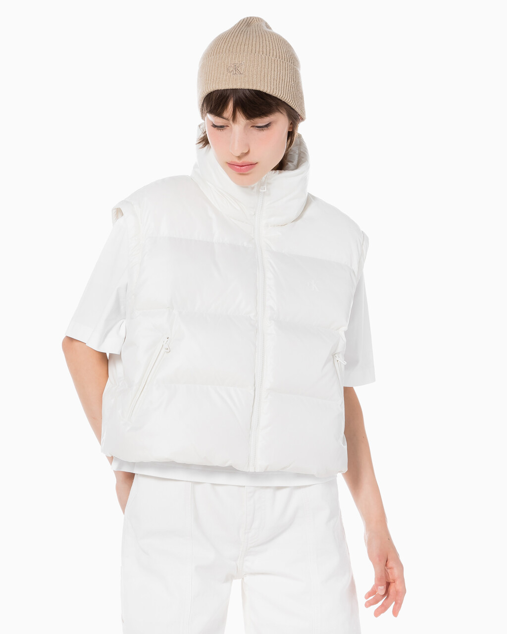 Buy 여성 글로시 디터쳐블 크롭 다운 푸퍼 in color WHITE