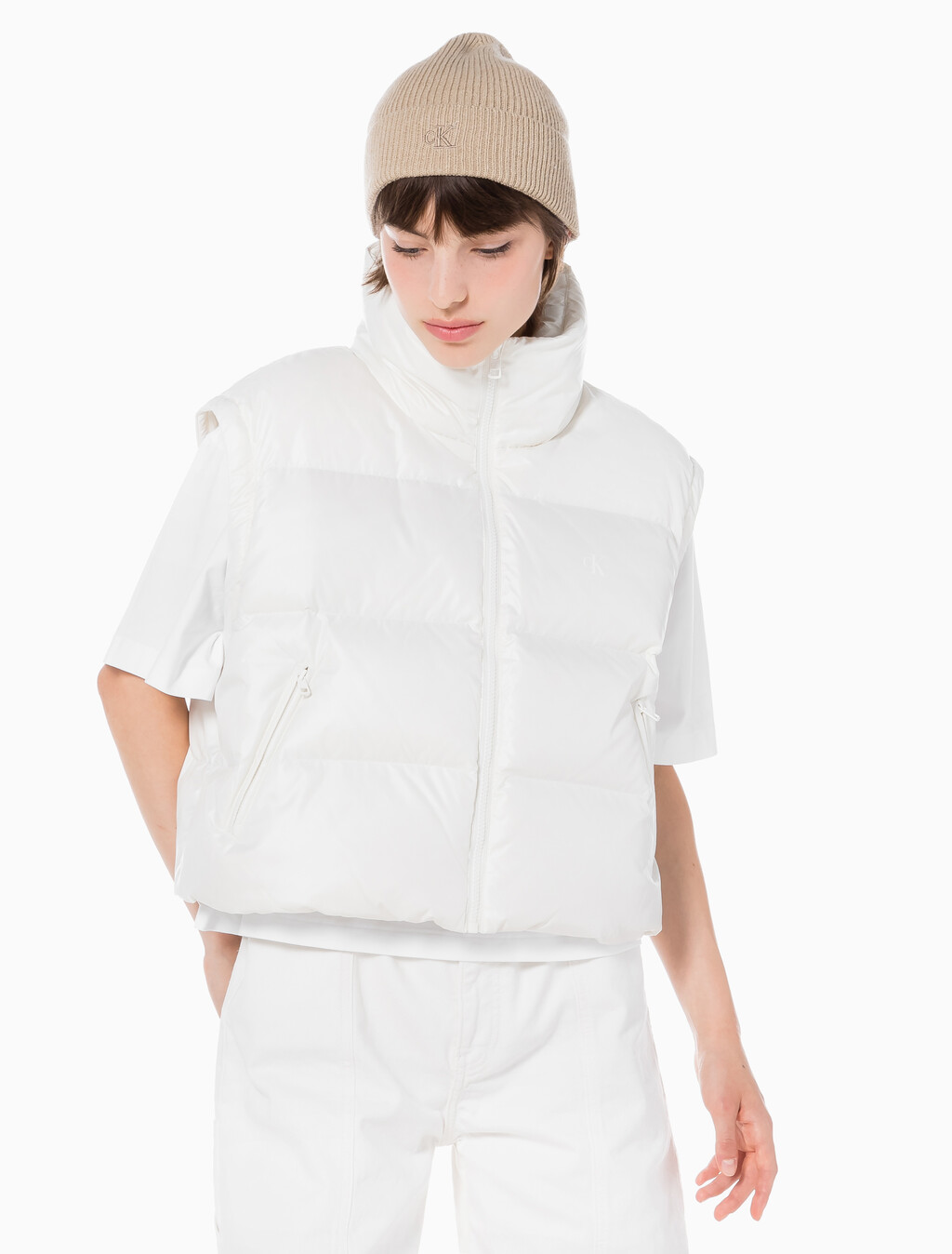 Buy 여성 글로시 디터쳐블 크롭 다운 푸퍼 in color WHITE