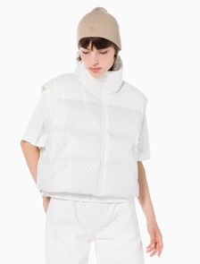 Buy 여성 글로시 디터쳐블 크롭 다운 푸퍼 in color WHITE