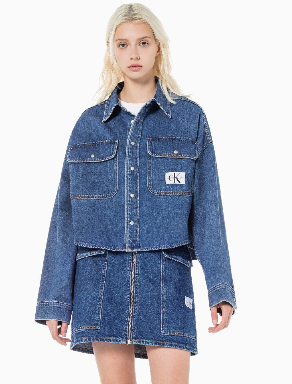 Buy 여성 오버사이즈핏 미드블루 크롭 데님 재킷 in color MID BLUE BACK EMBRO