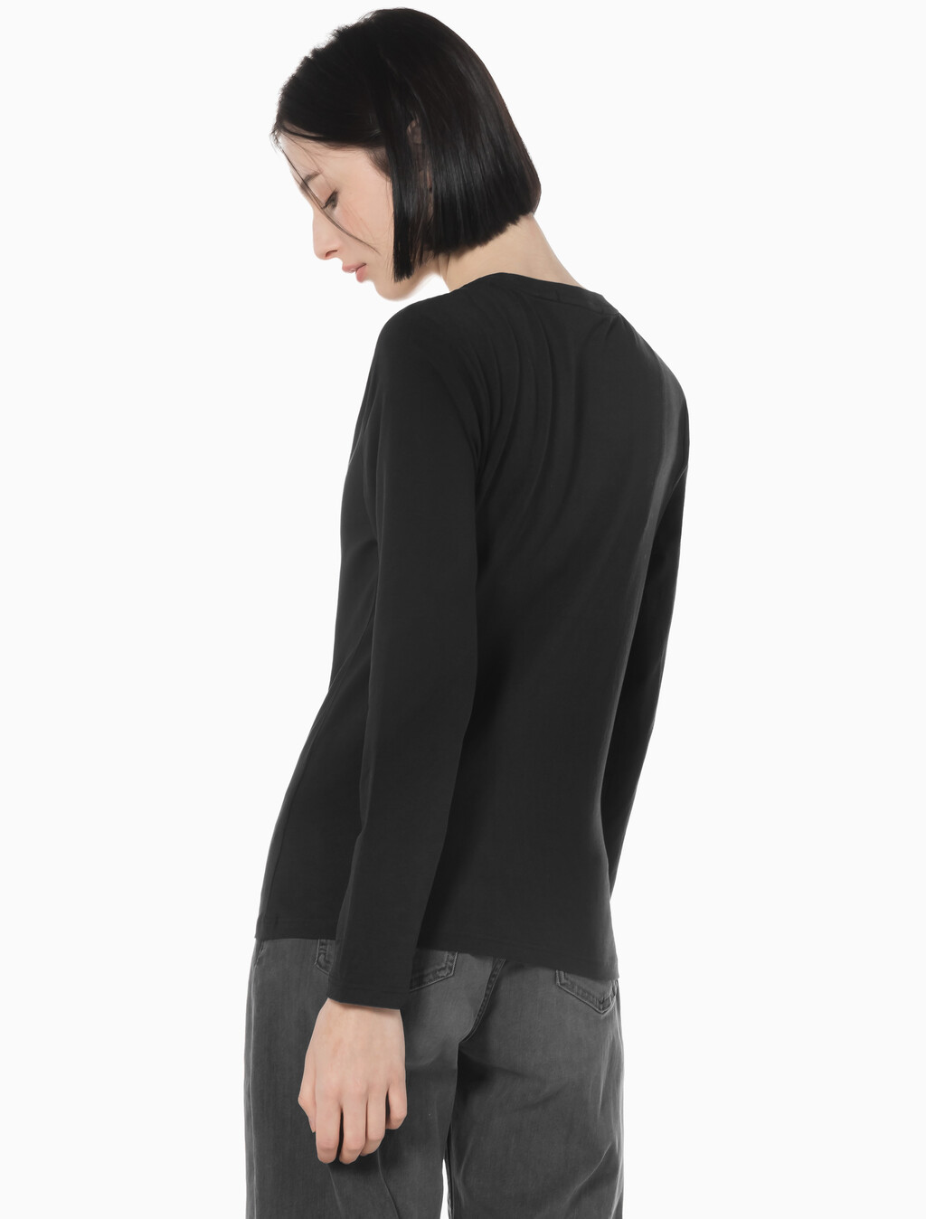 Buy 여성 슬림핏 인스티튜셔널 로고 긴팔 티셔츠 in color CK BLACK