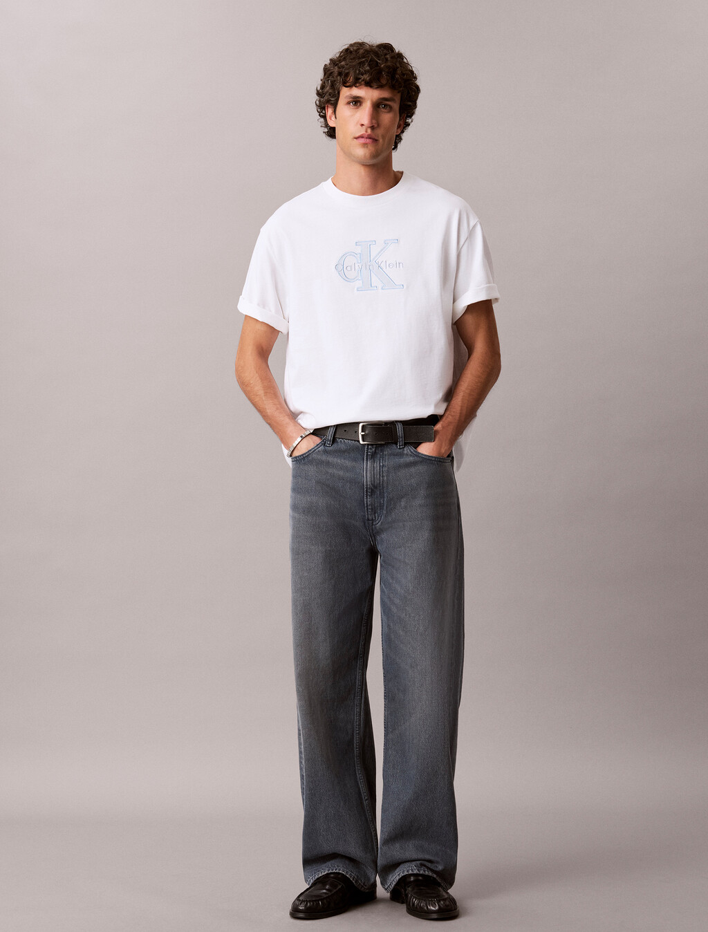 Buy 남성 16S 엘리베이티드 모노로고 티 in color BRIGHT WHITE