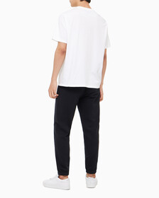 Buy 남성 레귤러 핏 에센셜 볼드 로고 반팔 티셔츠 in color BRIGHT WHITE