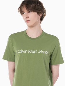 Buy 남성 레귤러핏 인스티튜셔널 로고 스트레치 반팔 티셔츠  in color KHAKI