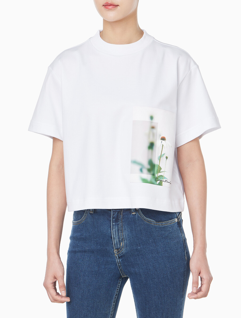 Buy 여성 패션핏 플로럴 반팔 티셔츠 in color BRILLIANT WHITE