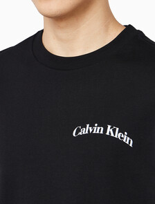 Buy 릴렉스드핏 16S 프론트백 빌딩 티 in color BLACK