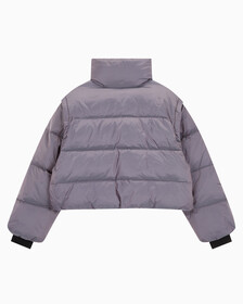 Buy 여성 투톤 글로시 디터쳐블 크롭 다운 in color AMARANTH 