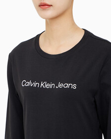 Buy 여성 슬림핏 인스티튜셔널 로고 긴팔 티셔츠 in color CK BLACK