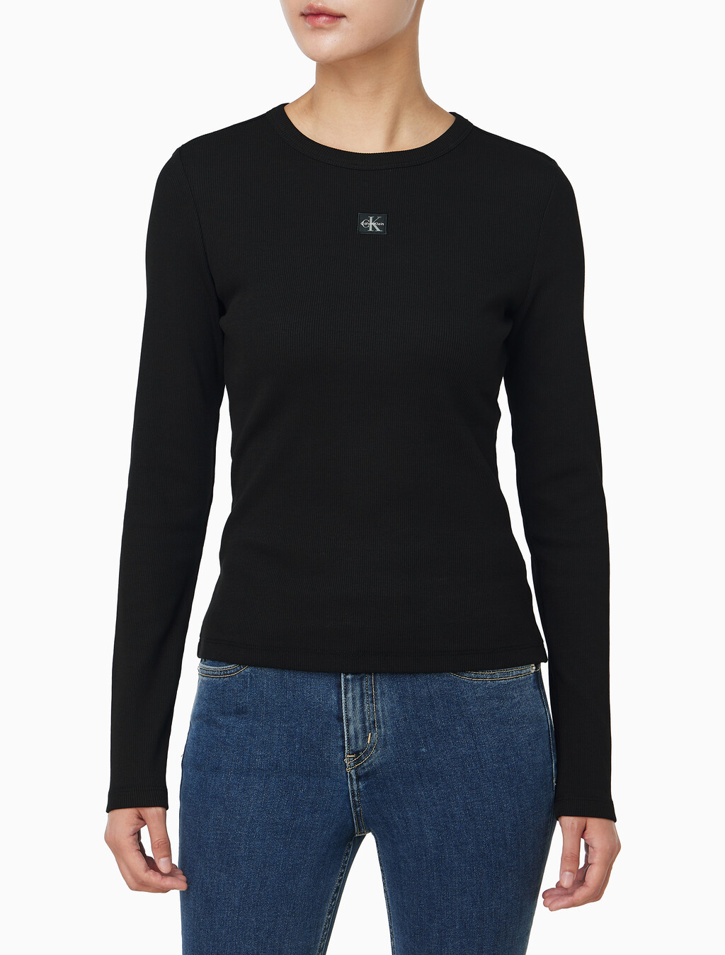 Buy 여성 우븐라벨 크루넥 롱슬리브 탑 in color BLACK