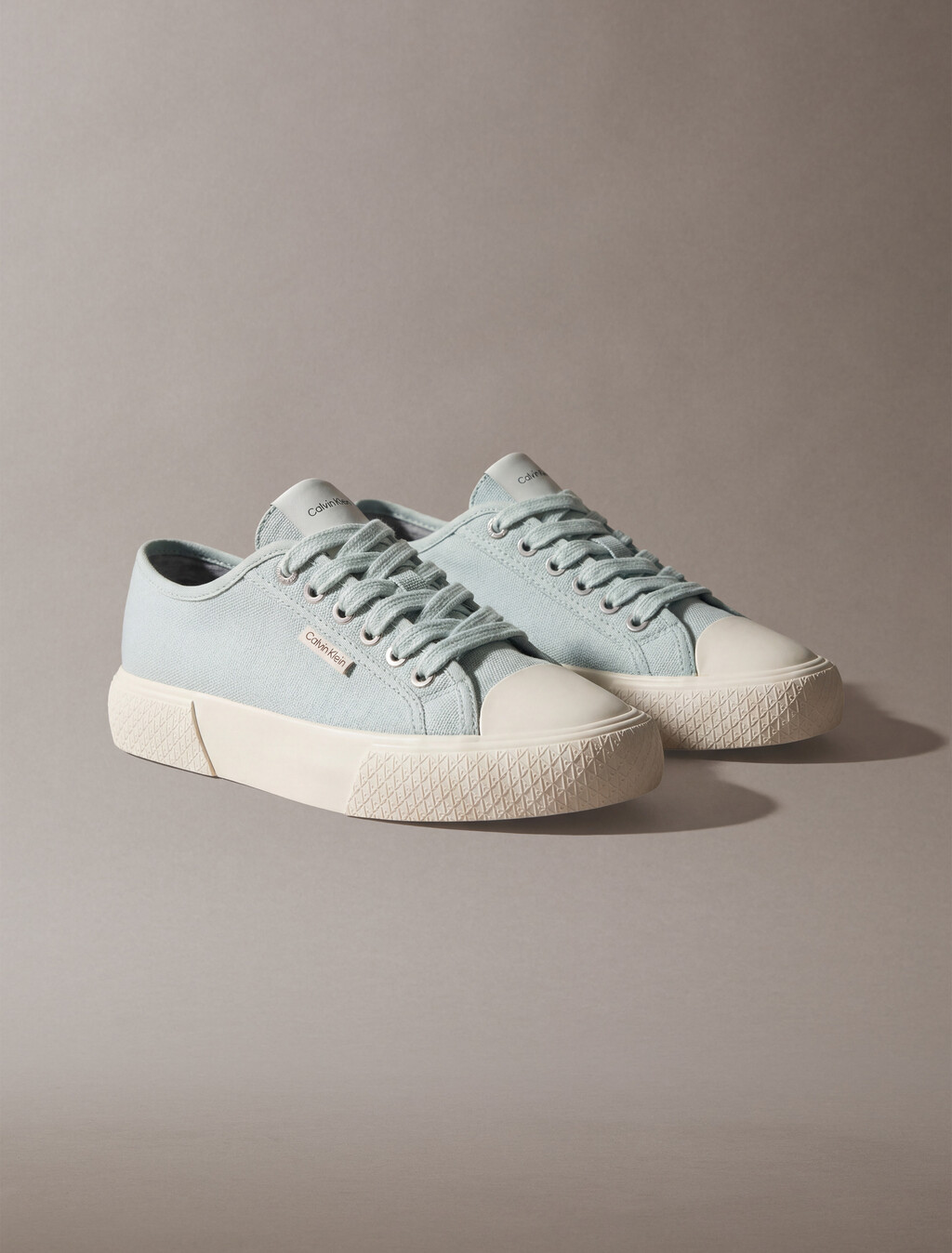 Buy 여성 비비 로우 레이스업 캔버스 스니커즈 in color Light Blue