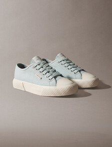Buy 여성 비비 로우 레이스업 캔버스 스니커즈 in color Light Blue
