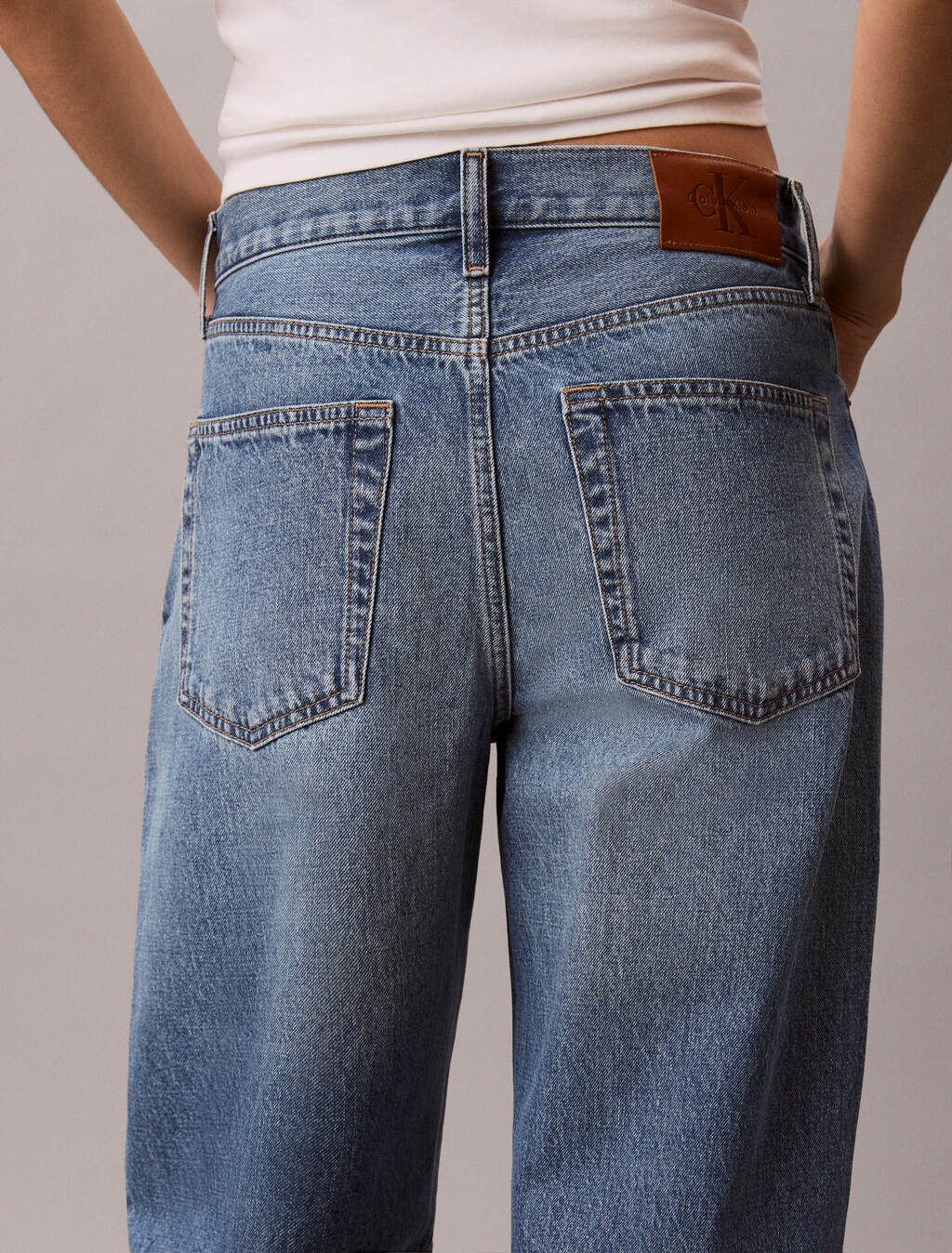 Buy 여성 크롭드 배럴 데님 in color Mid Blue