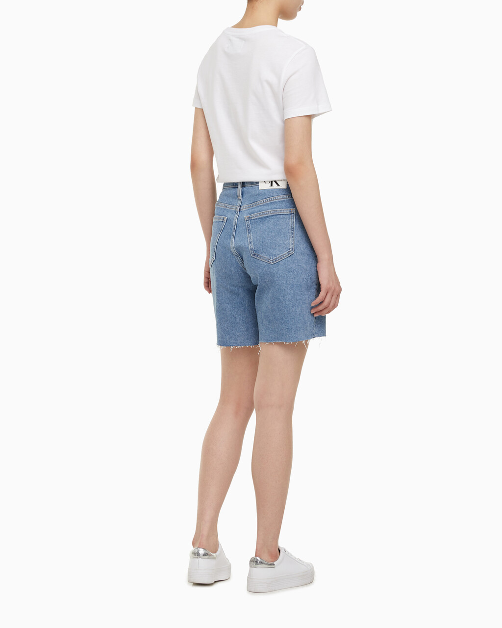 Buy 여성 버뮤다 맘핏 데님 쇼츠 in color 028A CHALKY BLU