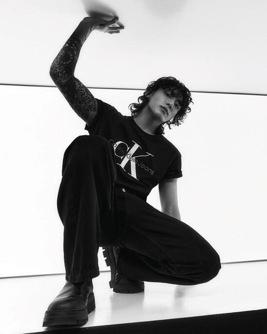 남성 레귤러핏 모노그램 엠브로이더리 로고 반팔 티셔츠 