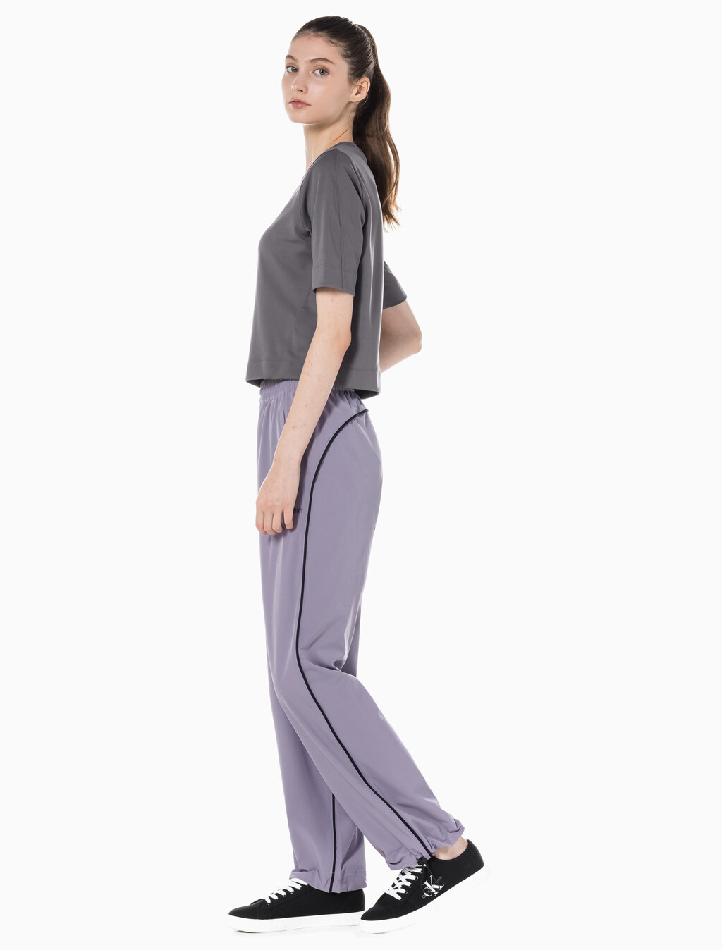 Buy 여성 릴랙스핏 우븐 조거 팬츠 in color BLK AOP/BITTER